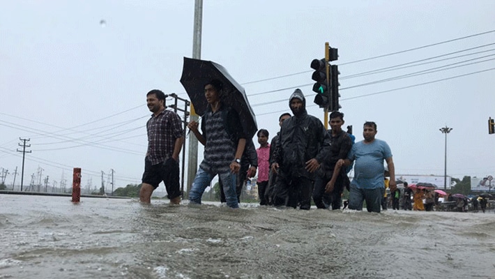 मौसम विभाग ने अगले 24 घंटे में भारी बारिश की चेतावनी दी है। बीएमसी ने भी पूरे शहर में अर्लट जारी जारी कर दिया है। मौसम विभाग अनुसार मुंबई, ठाणे, पुणे,रायगढ़, रत्नागिरि, सिंधुदुर्ग और पालघर एरिया में अलर्ट जारी कर दिया गया है।