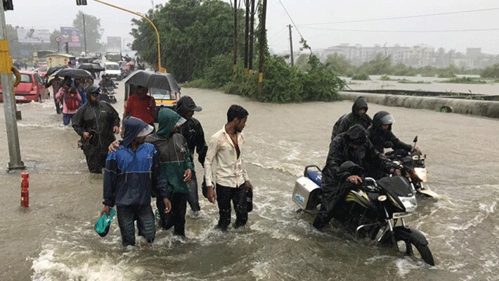 बृहन्मुंबई महानगर पालिका ने मौसम विभाग की चेतावनी के बाद बुधवार को सभी स्कूलों को बंद करने के आदेश बुधवार की सुबह जारी किए हैं। साथ सभी स्कूलों को कहा गया कि जब तक बारिश हो स्कूलों को बंद ही रखा जाए।