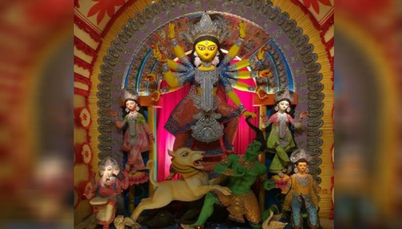শিকদার বাগান সাধারন দুর্গোৎসব- মাকে পেতে সন্তানদের বার্তা সিকদার বাগানের,'যত্নে রাখো রত্ন পাবে'। ১০৭ বছরে পা দিয়েছে পুজো। এমনিতেই অভিজ্ঞতার নিরিখে বেড়ে গিয়েছে পুজোর ওজন। তবে শুধু ওজনেই থিমের দৌড়ে সামিল হয়নি কমিটি। রীতিমতো মাথা ঘামিয়ে বানিয়েছে পরিবেশ রক্ষার পাঠ। প্রকৃতিকে বাঁচাতে জলের অপচয় রোখাই সিকদার বাগানের মূল 'মোটো'। হাতিবাগান থেকে হেটে যাওয়া পথেই পরবে এই পুজো। আসে পাসে রয়েছে হাতিবাগান সর্বজনিন ও নলীন সকরকার স্ট্রিটের মতন বিখ্যাত পুজো মণ্ডপ।