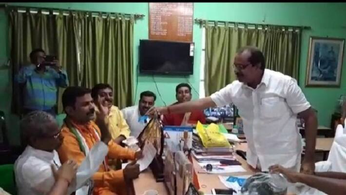 Bizarre instance, bjp leaders holds 'didike bolo' card Bizarre instance, bjp leaders holds 'didike bolo' card