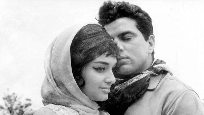 धर्मेंद्र कहते हैं कि 1966 में जब वे फिल्म 'आए दिन बहार के' की शूटिंग दार्जिलिंग में कर रहे थे तो पैकअप के बाद प्रोड्यूसर और क्रू मेंबर रात भर पार्टी करते थे। वे इस पार्टी में शामिल हुआ करते थे और ड्रिंक करते थे। इसके बाद सुबह शराब की स्मेल आती थी इसलिए इसे छिुपाने के लिए वे प्याज खाया करते थे।