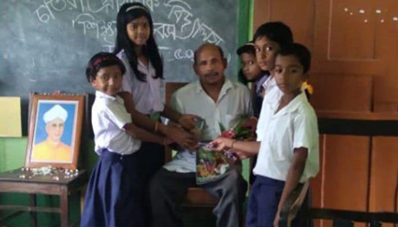 সম্পূর্ণ অবৈতনিকভাবেই গোঘাট চাতরা প্রাথমিক বিদ্যালয়ের ছাত্রছাত্রীদের পড়ান তিনি। তাঁর আয় বলতে হাতে গোনা কয়েকটি টিউশনি এবং সরকারের তরফে পাওয়া ১০০০ টাকা করে প্রতিবন্ধী ভাতা।
