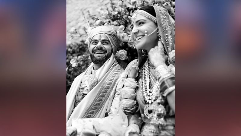 दरअसल, इस बात का खुलासा क्रिकेटर ने एक इंटरव्यू में किया। उनका कहना था कि विराट की अनुष्का से पहली मुलाकात एक शैम्पू की एड शूट करने के दौरान हुई थी। इसके बारे में उन्हें नहीं पता था कि ये एड विराट को अनुष्का के साथ शूट करना था। लेकिन जब उन्हें पता चला तो वे नर्वस हो गए।