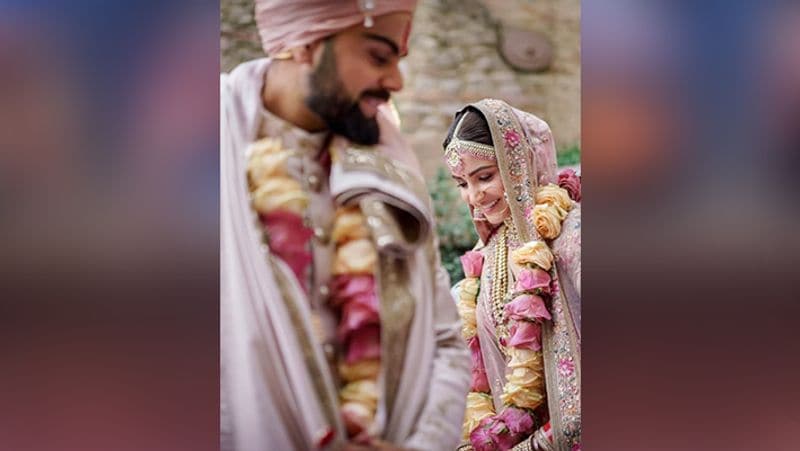इसके साथ ही क्रिकेटर बताते हैं कि जब अनुष्का सेट पर आईं तो विराट ने उनके सामने एक जोक मारा, जो एक्ट्रेस को अजीब लगा। इससे क्रिकेटर और भी परेशान हो गए। विराट ने बताया कि शुरुआत में ये शूट करीब 3 दिनों तक चला था। इससे दोनों की बातचीत बाद में ठीक हुई।