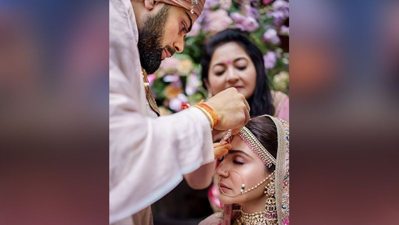 इसके बाद विराट ने एक्ट्रेस से शादी को लेकर बात की और अनुष्का भी शादी के लिए मान गईं। आखिरकार दोनों ने 11 दिसंबर, 2017 को इटली में शादी कर ली। बता दें, इनकी मैरिज को प्राइवेट रखा गया था। केवल खास मेहमान और परिवार वालों को शामिल किया गया था। विराट ने इंटरव्यू में बताया कि इनकी शादी में केवल 42 लोग ही शामिल हुए थे।