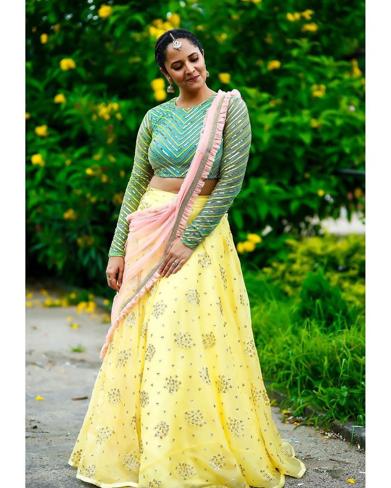 Anasuya new saree look photos goes viral