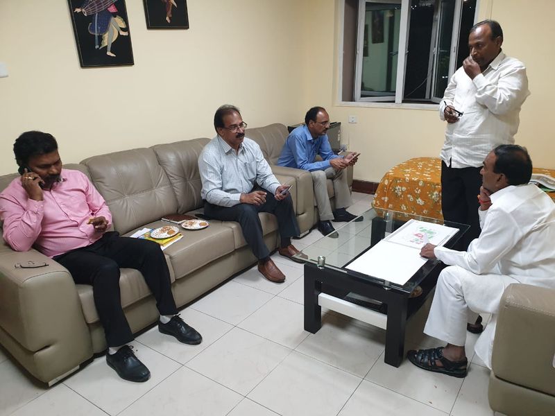 ఉమ్మడి కరీంనగర్ జిల్లాలో బీజేపీ ప్రాబల్యాన్ని తగ్గించేందుకు నలుగురికి కేసీఆర్ మంత్రివర్గంలోకి తీసుకొన్నారు. ఉమ్మడి కరీంనగర్ జిల్లా నుండి కొప్పుల ఈశ్వర్, ఈటల రాజేందర్ కు మంత్రివర్గంలో చోటు కల్పించారు. ఈ నెల 8వ తేదీన మరో ఇద్దరికి కేసీఆర్ తన మంత్రివర్గంలో చోటు కల్పించారు.