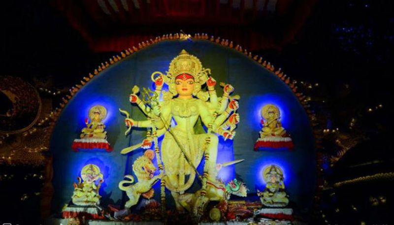 চোরবাগান সর্বজনীন। চোর বাগান সর্বজনীন দুর্গোৎসব সমিতি- উত্তর কলকাতার চোরবাগানের-এর পুজো এবছর ৮৪ বছরে পর্দাপণ করলো। পরিবেশ বান্ধব ভাবনা দিয়ে পুজো প্যান্ডেল সাজাতে চলেছে চোরবাগান সর্বজনীন । এবছর তাদের থিম হল 'দৃষ্টি থাক সৃষ্টিতে'। কলকাতার অন্যতম জাগ্রত কালী মন্দির ঠনঠনিয়া কালীবাড়ির গলি দিয়ে কিছুটা এগোলেই এই পুজো মণ্ডপ।