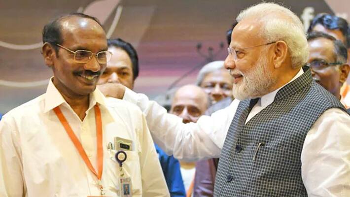 Social media: Modi boosted ISRO scientists, PM's style won the hearts of people Social media: Modi boosted ISRO scientists, PM's style won the hearts of people