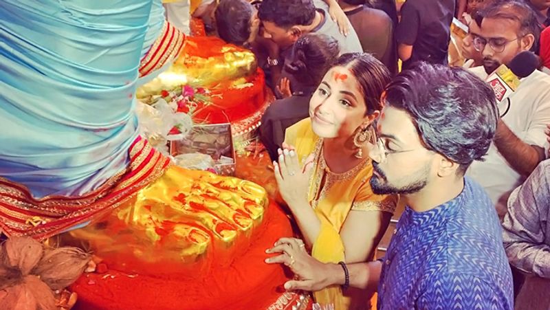 बता दें कि लालबाग के राजा को भोग के लिए हिना खान मोदक और नारियल भी लाई थीं। हिना हर साल गणेश उत्सव के दौरान लालबाग के राजा के दर्शन करने पहुंचती हैं। हालांकि कुछ सोशल मीडिया यूजर्स ने हिना पर धर्म को लेकर भद्दे कमेंट्स भी किए।