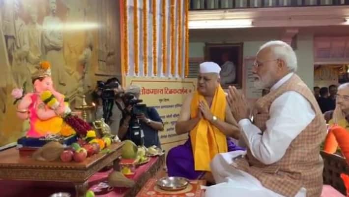 Narendra Modi offers prayers to lord Ganesh on arrival in Mumbai Narendra Modi offers prayers to lord Ganesh on arrival in Mumbai