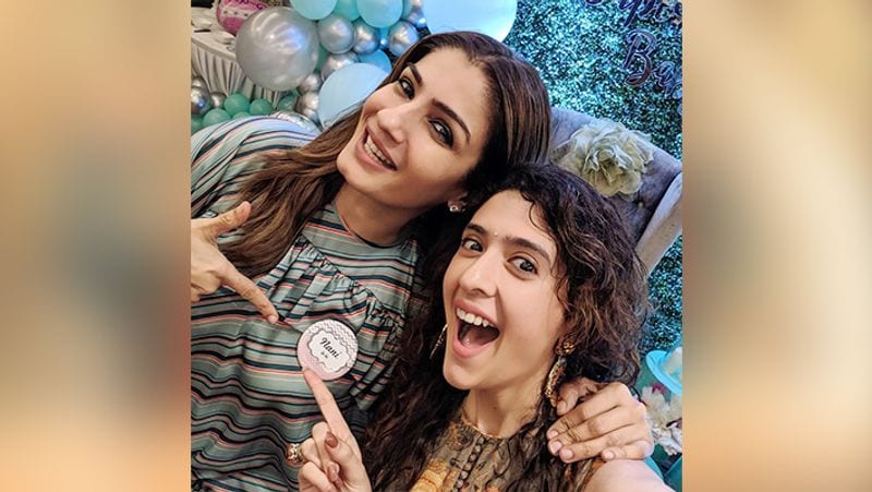 छाया की बेबी शॉवर पार्टी की कुछ फोटोज सोशल मीडिया पर शेयर की गई हैं। इन तस्वीरों के साथ रवीना के लिए कैप्शन लिखा गया है कि नानी बनने के लिए चीयर्स। एक्ट्रेस ने ये सच्चे पैशन के साथ किया। रवीना ने पूरी परफेक्शन और केयर के साथ अपनी अडोप्ट बेटी का बेबी शॉवर एंजॉय किया, जो कि दिल को छू लेना वाला था।
