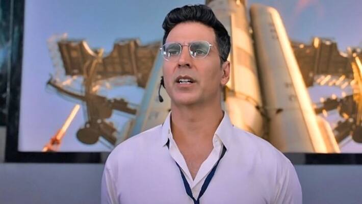 Mumbai Metro: Akshay Kumar takes a train ride, nobody recongnises him Mumbai Metro: Akshay Kumar takes a train ride, nobody recongnises him