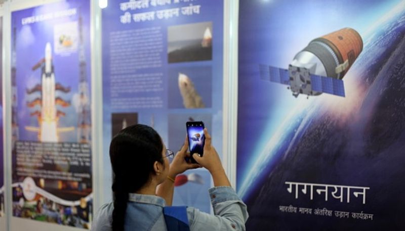 গগনযান অভিযান - এই প্রকল্পের কাজ ইতিমধ্যেই শুরু হয়ে গিয়েছে। এই প্রকল্পে ২০২২ সালের ডিসেম্বর মাসে অন্তত ৭ দিনের জন্য তিনজন মানুষকে মহাকাশে পাঠানো হবে। ২০১৮ সালের স্বাধীনতা দিবসের দিন এই অভিযানের কথা ঘোষণা করেছিলেন প্রধানমন্ত্রী নরেন্দ্র মোদী। ১০০০০ কোটি টাকার এই অভিযানের জন্য নভোশ্চর বাছাইয়ের প্রাথমিক পর্বও সমাপ্ত হয়েছে। ভারতীয় নভোশ্চরদের প্রশিক্ষণে সহায়তা করবে রাশিয়াও।