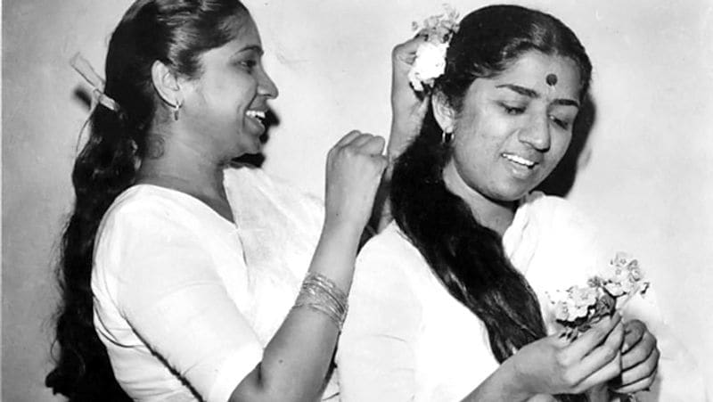 रिजेक्टेड सॉन्ग्स को गाती थीं ताई... आशा जी ने 1943 की मराठी फिल्म 'माझा बल' में पहला गीत 'चला चला नव बाला' गाया था। वहीं हिंदी फिल्मों में आशा ताई ने 1948 में हंसराज बहल की फिल्म 'चुनरिया' में पहला गीत 'सावन आया' गाया था। उस जमाने में जब गीता दत्त, शमशाद बेगम और लता मंगेशकर का नाम हर तरफ हुआ करता था, आशा भोसले को वो गीत दिए जाते थे जिन्हे ये तीनों गायक छोड़ दिया करते थे।