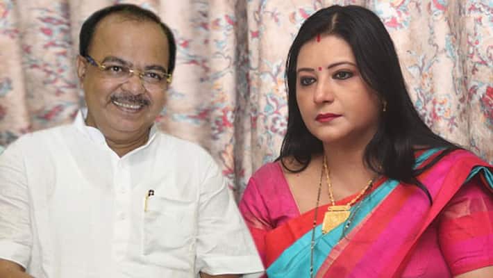 Bengal election Sovan Chatterjee, Baisakhi Banerjee shown black flags in Behala -dbr Bengal election Sovan Chatterjee, Baisakhi Banerjee shown black flags in Behala -dbr