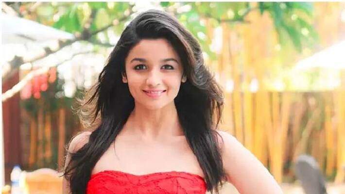 alia bhatt rude behaviour with her bodyguard alia bhatt rude behaviour with her bodyguard
