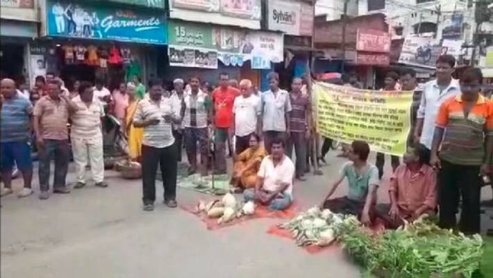 Vehicles remain stranded as vendors of a market occupy busy road in Behala Vehicles remain stranded as vendors of a market occupy busy road in Behala