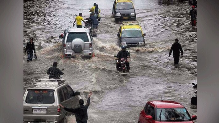 लगातार जारी भारी बारिश की वजह से भोपाल जिला कलेक्टर तरुण पिथोडे ने स्कूलों को बंद रखने के निर्देश दिए हैं। साथ ही उन्होंने कहा कि सभी सरकारी, निजी, सीबीएसई और आईसीएसई स्कूल सोमवार को बंद रहेंगे। इसके अलावा अन्य जिलों में भी अलर्ट जारी किया कर दिया है।