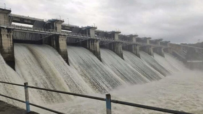 बारिश के कारण जबलपुर के बरगी बांध पानी से लबालब हो गया है। इस वजह से बांध के 21 गेट खोल दिए गए हैं। वहीं भोपाल के भदभदा डैम और कलियासोत डैम को भी एक बार खोलना पड़ा है। साथ ही रायसेन के बारना डैम के सभी गेटों के साथ होशंगाबाद के तवा के 9 गेट खोले गए। प्रदेश में कई जगह खतरे के निशान से ऊपर बह रही है नर्मदा नदी। यहां आसपास रहने वाले लोगों को भी चेतावनी दे दी गई है। इस सीजन में पहली बार इंदिरा सागर और ओंकारेश्वर बांध के गेट खोलकर पानी छोड़ा जा रहा है।