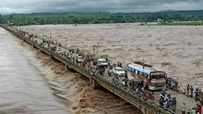 भारी बारिश के चलते प्रदेश से निकलने वाले कई हाईवे और स्टेट हाईवे बंद हो गए हैं। लोगों को एक शहर से दूसरे शहर में जाने के लिए दिक्कत का सामना करना पड़ रहा है। कई जगह तो ये हालात हैं कि कई दिनों से रास्ते बंद हैं। विदिशा-गैरतगंज मार्ग को पुल पर पानी आ जाने की वजह से बंद करना पड़ा है। जबकि बेतवा के उफान से विदिशा-रायसेन मार्ग पिछले 7 दिन से बंद है। ऐसे और कई रास्ते हैं जहां इस तरही की समस्या ले लोग गुजर रहे हैं।