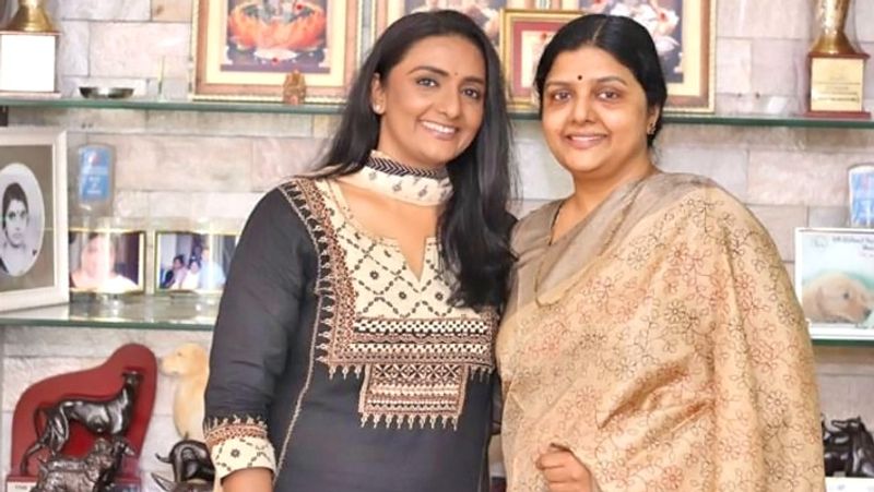 एक्ट्रेस भानुप्रिया की बहन हैं शांतिप्रिया : शांतिप्रिया फेमस साउथ इंडियन और बॉलीवुड एक्ट्रेस भानुप्रिया की बहन हैं। 1983 से साउथ इंडियन सिनेमा में एक्टिव भानुप्रिया ने 'दोस्ती दुश्मनी' (1986), 'इंसाफ की पुकार' (1987), 'खुदगर्ज' (1987), 'कसम वर्दी की' (1989) और 'भाभी' (1991) जैसी बॉलीवुड फिल्मों में भी काम किया है।