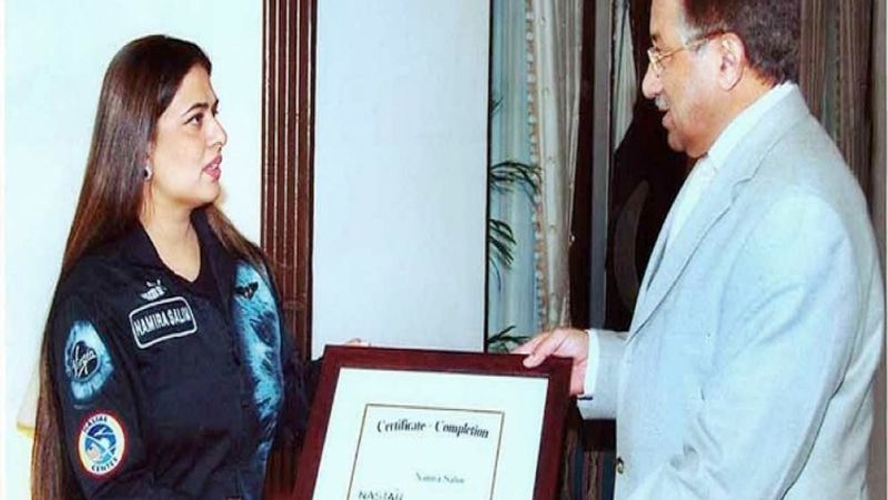 फरवरी 2008 में पाकिस्तान के राष्ट्रपति रहे परवेज मुशर्रफ से नमिरा सलीम अपना स्पेसफ्लाइट ट्रेनिंग सर्टिफिकेट लेते हुए।