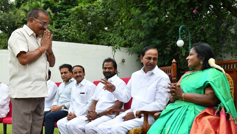 kcr expands cabinet inducts ktr, harish rao