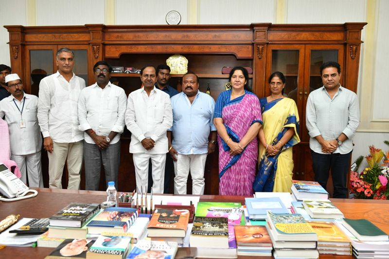 ఈ తరుణంలో టీఆర్ఎస్ నాయకత్వం నష్టనివారణ చర్యలకు పూనుకొంది. ఉమ్మడి కరీంనగర్ జిల్లాలో బీజేపీకి చెక్ పెట్టేందుకు గాను మరో ఇద్దరికి కేసీఆర్ మంత్రివర్గంలో చోటు కల్పించారు.