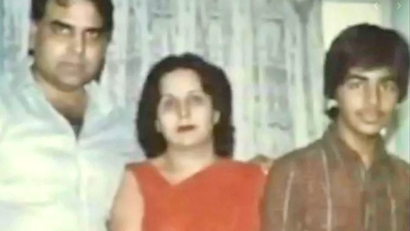 टीचर को दिल दे बैठे थे अक्षय कुमार : जब अक्षय स्कूल में थे तो उन्हें अपनी स्कूल की एक मैडम से प्यार हो गया था। इस बारे में अक्षय कहते हैं कि हर किसी को पहला प्यार स्कूल टीचर से ही होता है और अगर न हो तो आप में कुछ गड़बड़ है (हंसते हुए)। यही नहीं अक्षय को ना सिर्फ अपनी टीचर से प्यार हुआ था, बल्कि वो अपना होमवर्क तक दूसरी फ्रेंड से करवाते थे।
