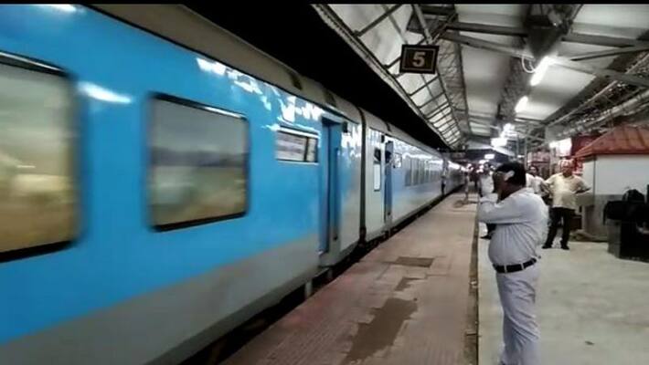 Union Minister Suresh Angadi To Meet CM Yediyurappa Over Sub urban Train Union Minister Suresh Angadi To Meet CM Yediyurappa Over Sub urban Train