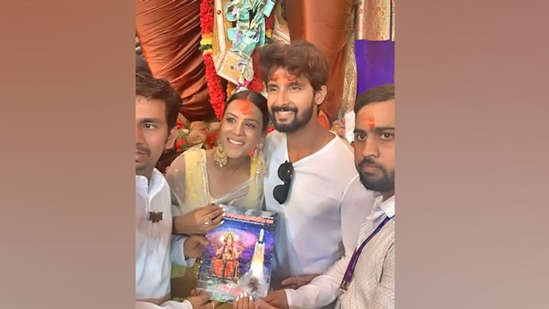 वेब सीरिज के लिए निया और रवि के बीच एक लव मेकिंग सीन फिल्माया जाना था, जिसमें दोनों को एक-दूसरे को Kiss करना था। रवि दुबे इस सीन को लेकर बिल्कुल असहज हो गए थे और उन्होंने इसे करने से मना कर दिया था।