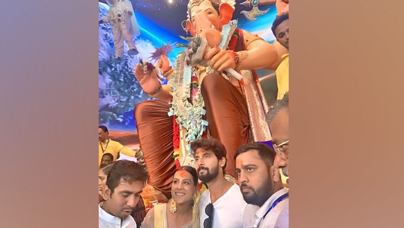रवि के मुताबिक, जिस दिन निया और उनका किसिंग सीन शूट होना था उस दिन वो काफी नर्वस थे। उन्हें समझ नहीं आ रहा था कि वो इसे कैसे करेंगे। हालांकि बाद में रवि की पत्नी सरगुन ने इस शूट के लिए उनका हौसला बढ़ाया और वो इसे करने के लिए मान गए।