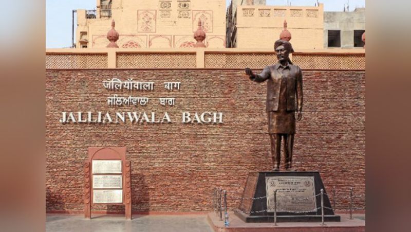 13 अप्रैल, 1919 को अमृतसर के स्वर्ण मंदिर के पास स्थित जलियांवाला बाग में रॉलेट एक्ट के विरोध में एक सभा हो रही थी। उस दिन बैसाखी थी। यहां सैकड़ों लोग पहुंचे थे। उसी वक्त जनरल डायर 90 ब्रिटिश सैनिकों के साथ वहां पहुंच गया।