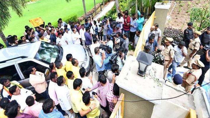 Former Andhra Pradesh Chief Minister Chandrababu Naidu Under House Arrest Former Andhra Pradesh Chief Minister Chandrababu Naidu Under House Arrest