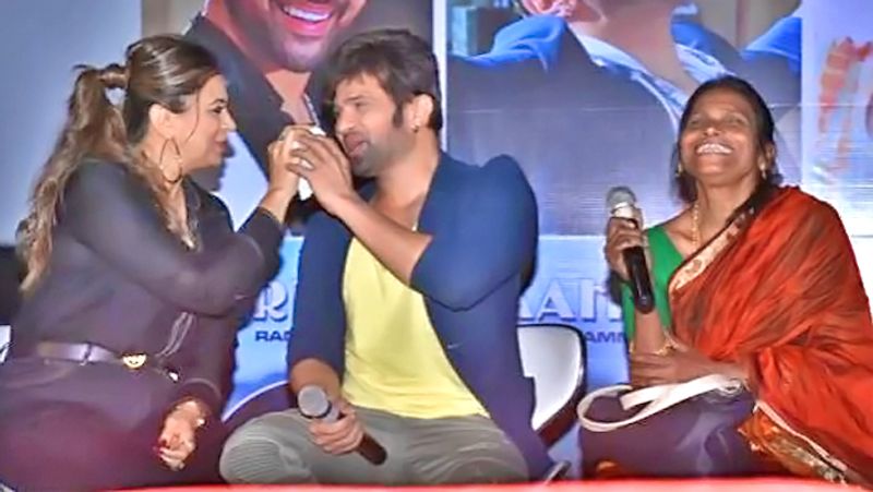শুরুতেই কতটা সমস্যা ভবিষ্যতের জন্য অপেক্ষা করতে অনেকেই বুঝতে পারেননি। ভেবেছিলেন সমস্যা তারাতারি কাটবে, তাই সাহায্যের হাত বাড়িয়ে সঞ্চিত অর্থ থেকে রেশন দিয়েছিলেন রাণু মণ্ডল।