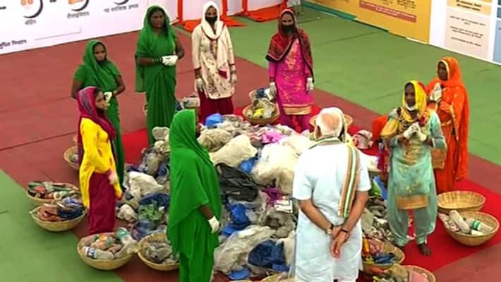 narendra modi mathura visits meets women who pick plastic from garbage narendra modi mathura visits meets women who pick plastic from garbage
