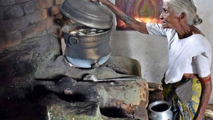 Tamil Nadu woman sells idlis for rupee one each Anand Mahindra wants to invest in her business Tamil Nadu woman sells idlis for rupee one each Anand Mahindra wants to invest in her business