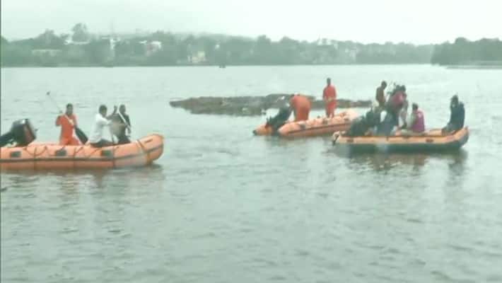Big crash in Bhopal, boat capsized during Ganesh immersion; 11 deaths Big crash in Bhopal, boat capsized during Ganesh immersion; 11 deaths