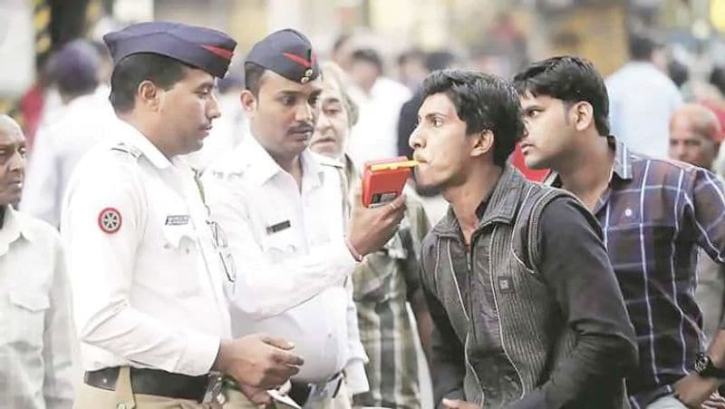 हमेशा ध्यान रखें कि गाड़ी चलाते समय पर फोन का इस्तेमाल न करें। गाड़ी सड़क किनारे रोककर फोन पर बात करने की आदत डालें। शराब पीकर वाहन कभी न चलाएं। साथ ही ड्राइविंग के दौरान जल्दबाजी में न रहें और स्पीड का ख्याल रखें।