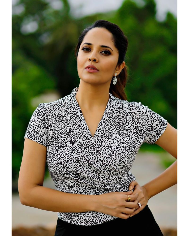 anchor anasuya latest hot photos goes viral