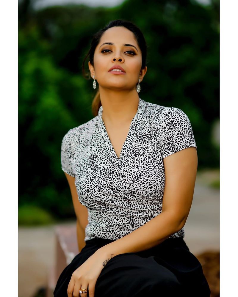 anchor anasuya latest hot photos goes viral