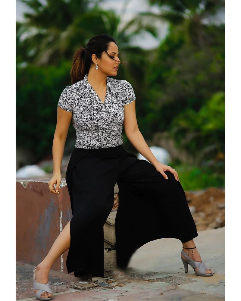 anchor anasuya latest hot photos goes viral