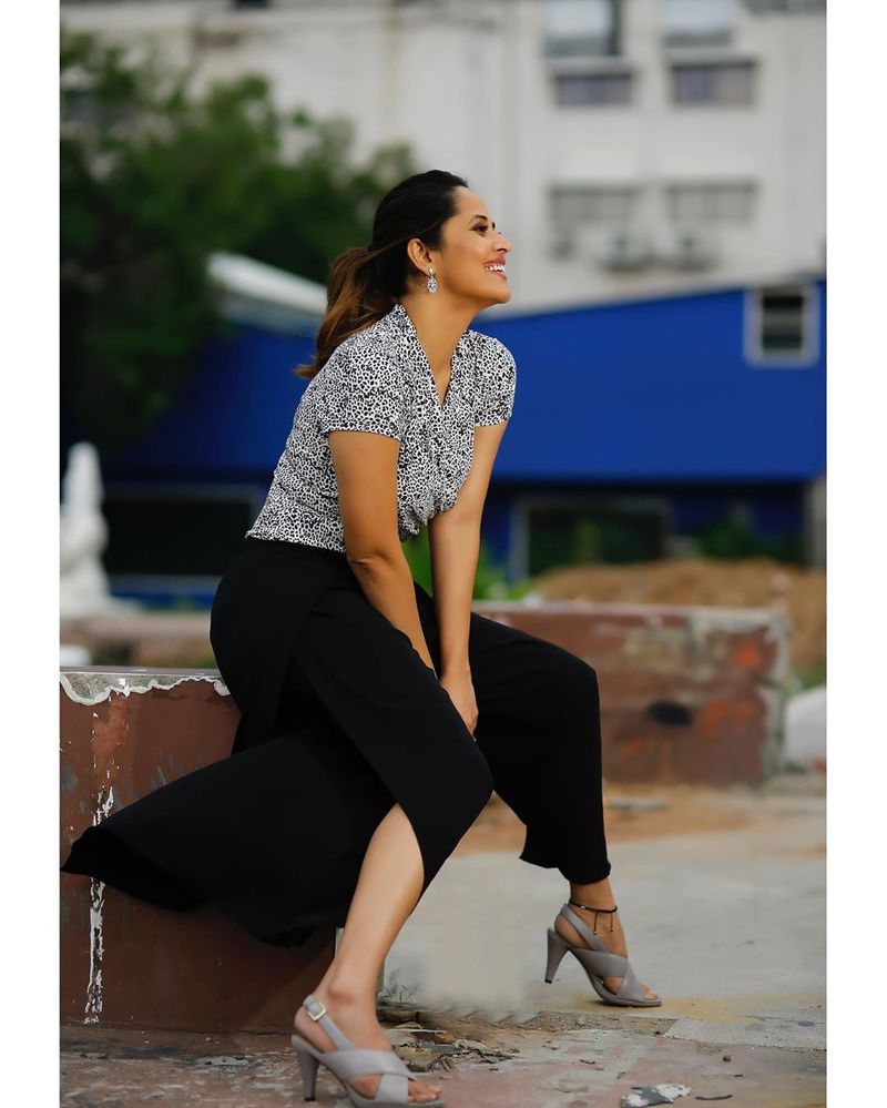 anchor anasuya latest hot photos goes viral