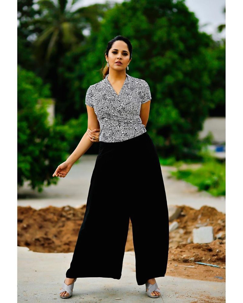 anchor anasuya latest hot photos goes viral