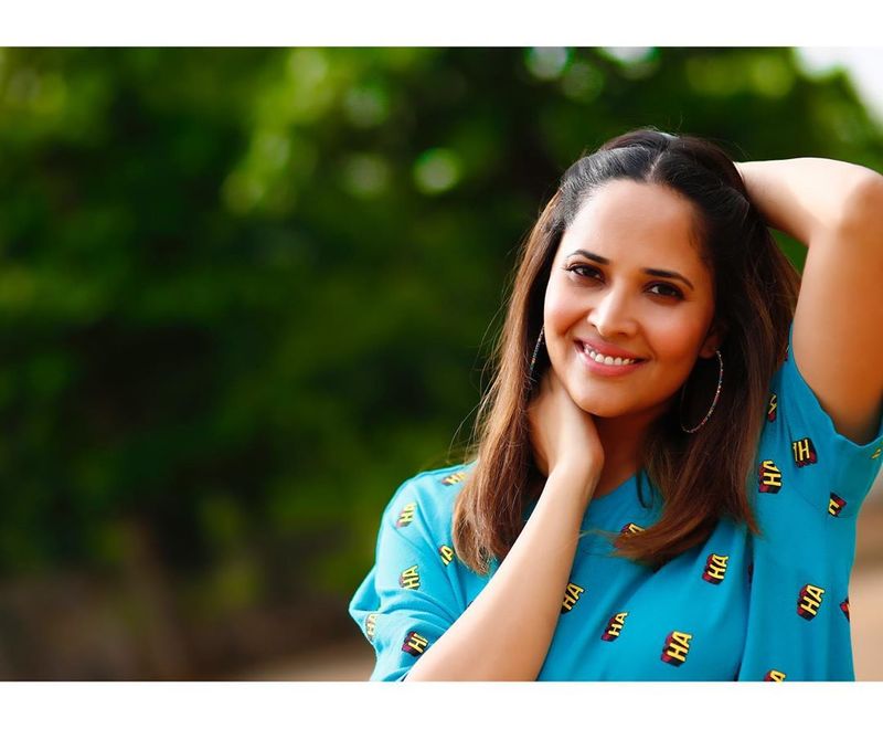 anchor anasuya latest hot photos goes viral