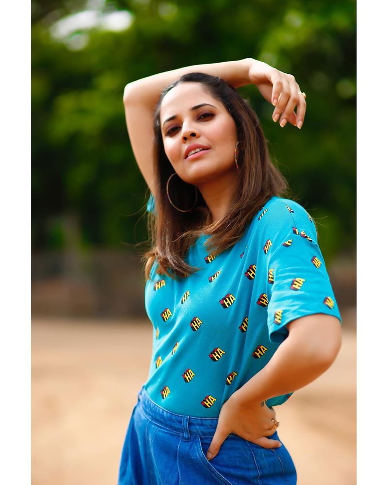 anchor anasuya latest hot photos goes viral