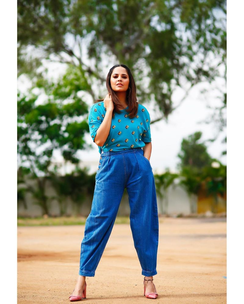 anchor anasuya latest hot photos goes viral