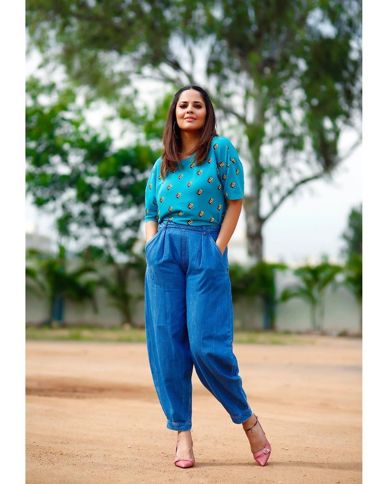 anchor anasuya latest hot photos goes viral