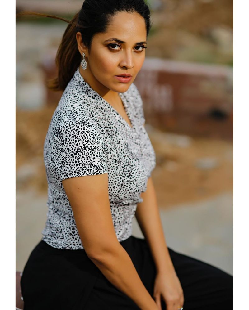 anchor anasuya latest hot photos goes viral